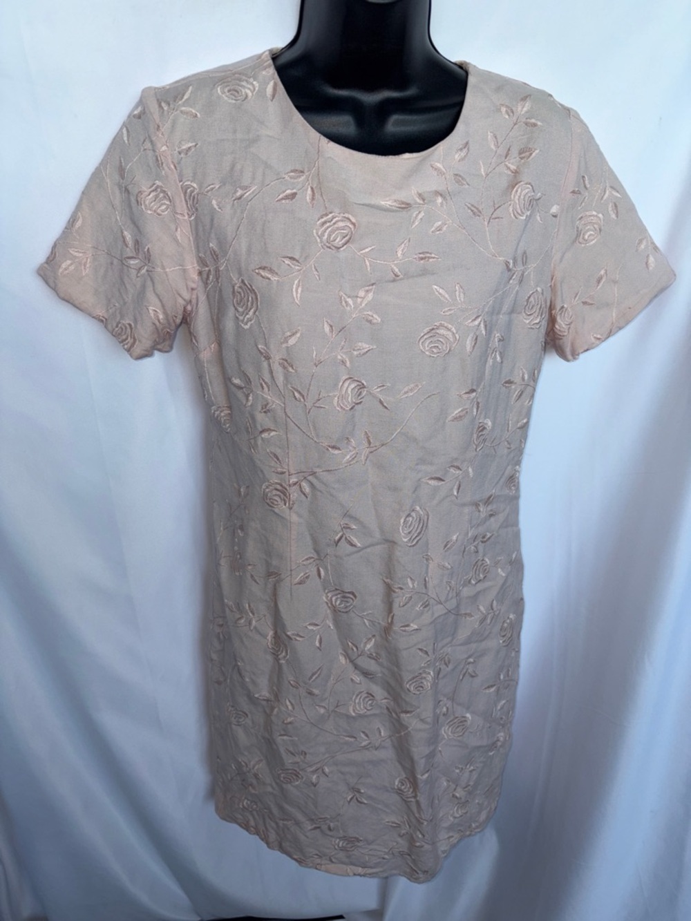 Vtg Victoria Holley Linen Pink Floral Embroidered dress size 10, 18” PTP 35” L